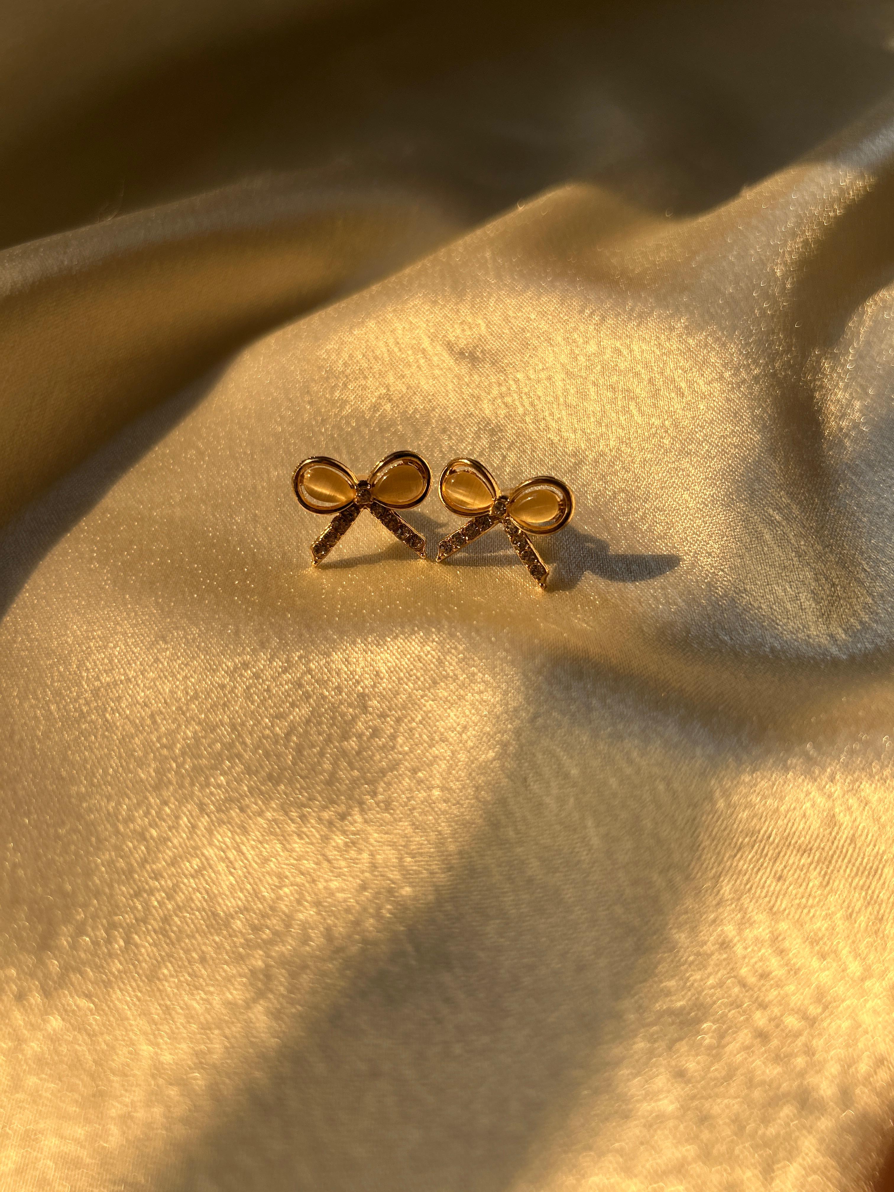 🎀 Golden Bow Spark Earrings
