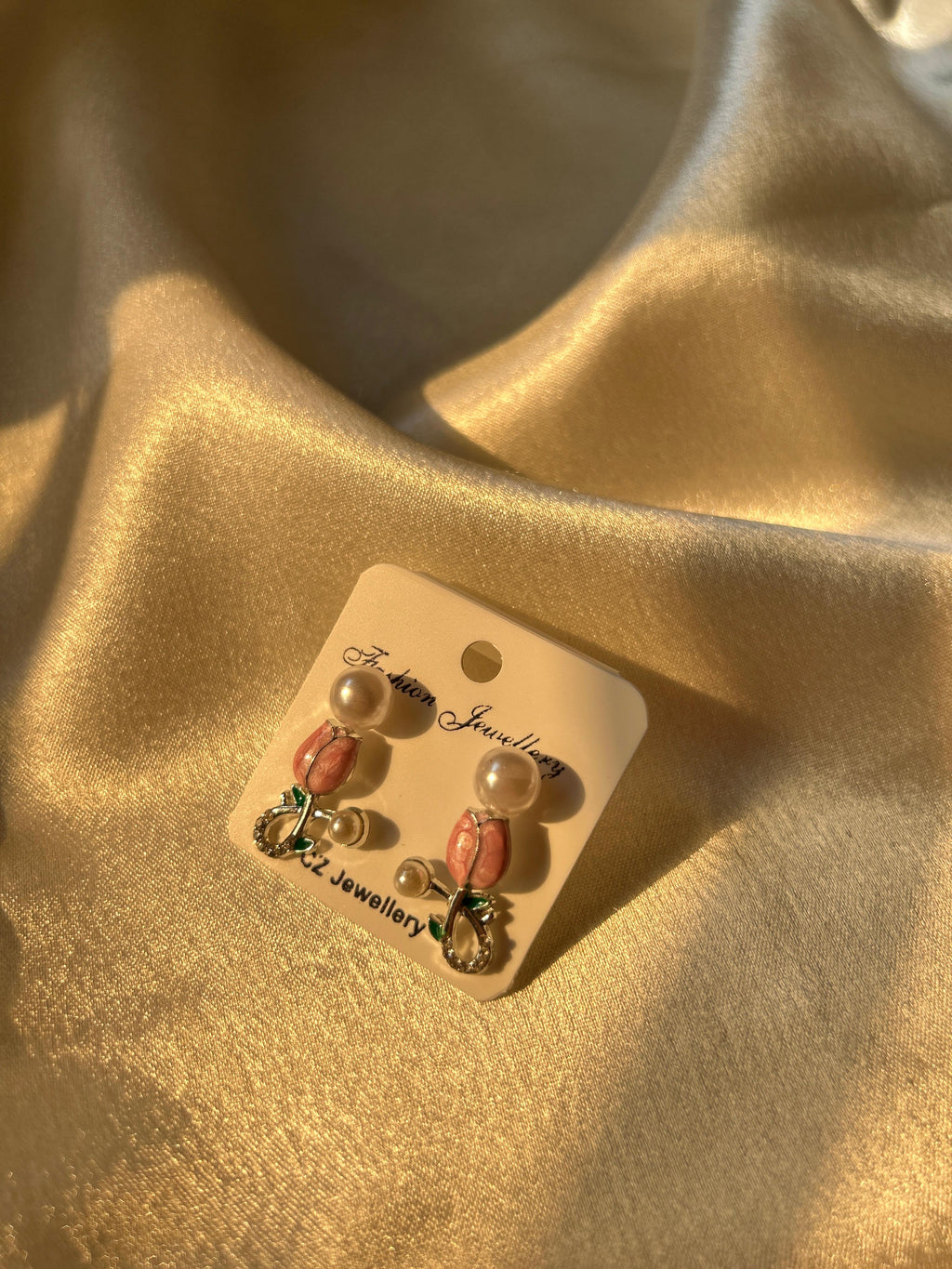 🌷 Tulip Pearl Earrings